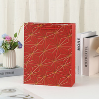 Sacs cadeaux en papier avec estampage à chaud de luxe, sacs en papier imprimés en relief avec poignées en corde torsadée, utilisés pour l'emballage de cadeaux et le shopping