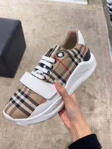 Sneakers plateforme de qualité supérieure avec un design luxueux et un style rayé. Parfait pour la marche et les activités de plein air. - Product Image 5