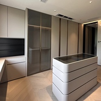Étagères de dressing autoportantes sur mesure avec éclairage LED, étagères flottantes en bois massif pour l'organisation des dressing modernes