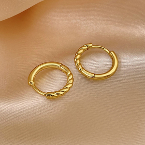 Pendientes de Aro Huggie Lisos con Forma de Media Espiral Chapados en Oro de 18K para Mujer, Gran Venta 2026 - Product Image 1