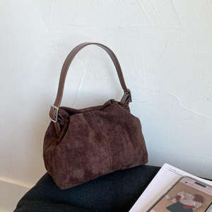 Bolso de mano de cuero de gamuza de invierno con logotipo personalizado y diseño simple, tipo bandolera. - Product Image 4