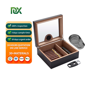 Humidor Rectangular de Cedro Lacado Hecho a Mano con Diseño Clásico, Sistema de Humidificación Fácil, Higrómetro Preciso, Portátil - Product Image 1