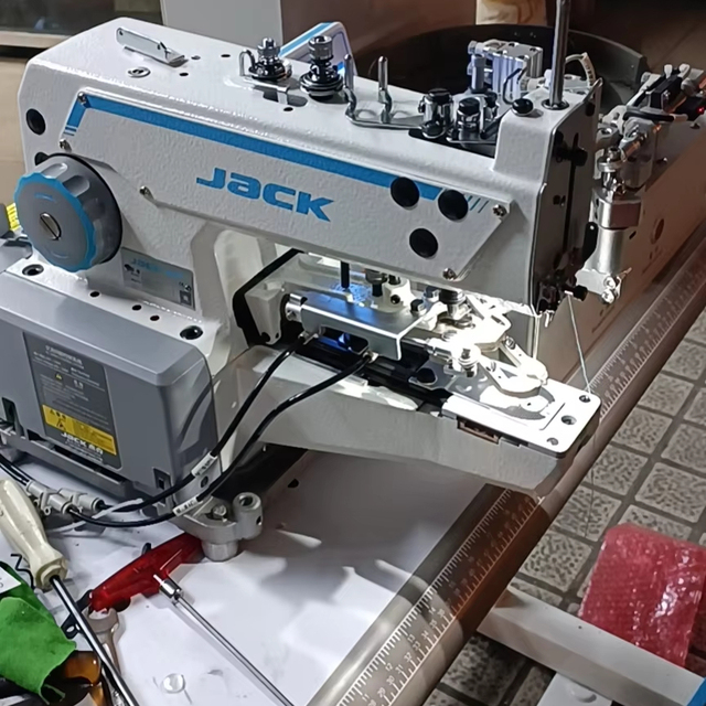 Jack-373 Flat-Bed Chain Stitch Single Needle Iron Automatic Button Attaching Industrial Sewing Machine New Low Price