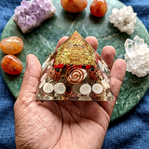 Pyramide d'orgone en cristal faite à la main, sculpture de yantra sculptée en pierre précieuse, décoration porte-bonheur, cadeau - Product Image 1