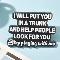 Broche simple style Ins pour femme, noir et blanc, lettre classique, en alliage de zinc, pour sacs à dos et usage quotidien