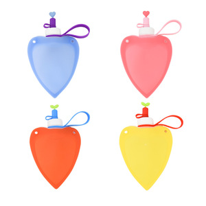 Botella de agua plegable de silicona con forma de corazón, portátil para niños, color verde - Product Image 3