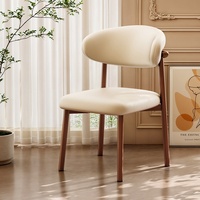 Chaises et tables de salle à manger d'occasion en bois massif, style médiéval, revêtement en cuir, dossier épaissi, luxe haut de gamme, pour usage domestique ou en restaurant