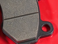Kampas Rem Sepeda Motor BROS Spesifikasi Standar Semi Metalik Stabilitas Warna UV Courier Rounds untuk 150 / 160