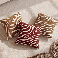 Housse de coussin carrée en peluche texturée à rayures zébrées douces et touffetées, rouge, marron, blanc, style rétro, pour canapé, décoration intérieure