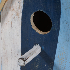 Casetta per Uccelli in Legno Decorativa da Appendere per Giardino Esterno Finestra Blu e Bianca a Righe - Product Image 6