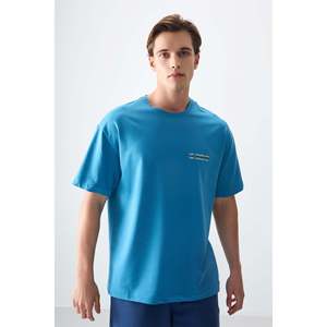 เสื้อยืดผู้ชายพิมพ์ลายทรงโอเวอร์ไซส์ เนื้อผ้าฝ้ายหนานุ่ม สีฟ้าพีทรอล - 88375 - สีฟ้าพีทรอล - Product Image 1
