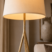 Lampadaire rustique en acier avec trépied et abat-jour conique en tissu de lin, idéal pour salon et chambre à coucher, personnalisable