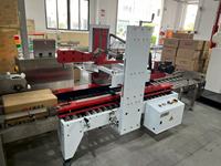 Machine d'emballage automatique de boîtes en carton et en plastique à bras robotique pour l'emballage de biscuits, de pain, de gâteaux, de gaufrettes, de barres chocolatées