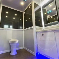 Toilettes portables sur remorque Remorque de toilettes à 4 cabines Remorque de toilettes mobile triple moderne avec nouveau design de panneau sandwich extérieur
