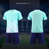 Ensemble de maillots de football personnalisés vert et blanc 100 % polyester, séchage rapide, respirant, avec impression de nom – En stock pour la vente en gros