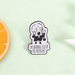 Broche émaillée « Vieille dame de dessin animé » <span class=keywords><strong>en</strong></span> <span class=keywords><strong>noir</strong></span> <span class=keywords><strong>et</strong></span> <span class=keywords><strong>blanc</strong></span> avec citation espagnole pour décorer un sac à dos - Product Image 1