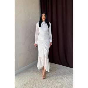 Robe de soirée élégante en mousseline blanche, coupe fourreau, col montant, taille naturelle, avec superposition transparente et manches longues - Product Image 4