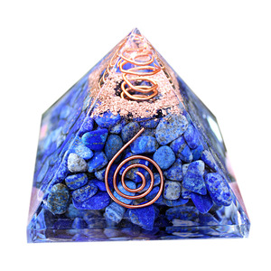 Pyramide en résine époxy avec copeaux de cristal de Lapis Lazuli, ornement décoratif pour la maison et le bureau, objet de collection - Product Image 5