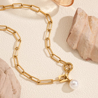 N & S Fashion Collier en acier inoxydable plaqué or 18 carats pour femmes Chaîne de clavicule simple style Hip Hop Perle d'eau douce Style mignon