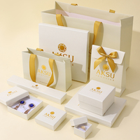 Collection d'emballages cadeaux pour bijoux A1 en ivoire avec ruban doré, sacs de shopping, étuis longs, boîtes carrées et inserts de présentation