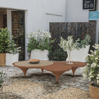 Table basse rustique en bois recyclé avec design nuage en béton et plateau en cuir de selle sur pieds en acier