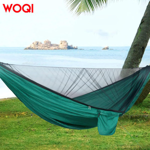Hamaca doble para exteriores Woqi de 290 cm, de nailon, con mosquitera, ligera, para acampar, con mosquetón y estacas. - Product Image 2