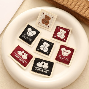 <span class=keywords><strong>2025</strong></span> tùy chỉnh thương hiệu quần jean quần áo quần áo tag <span class=keywords><strong>PU</strong></span> nhãn dập nổi/Kim loại da nhãn vá cho quần áo trẻ em may mũ - Product Image 1