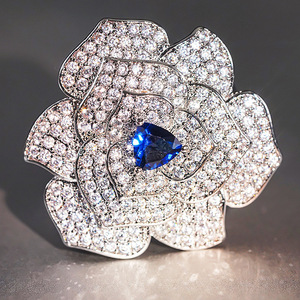 Anello Floreale di Lusso per Donna, Gioiello da Mano Raffinato con Rosa e Camelia Brillante - Product Image 1