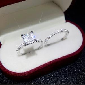 Set di anelli in due pezzi con zirconi quadrati scintillanti con taglio Princess per gioielli eleganti da donna - Product Image 2