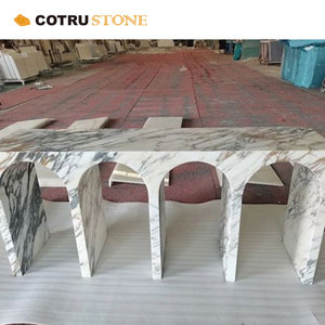 طاولة مقوسة الأكثر مبيعًا بتصميم فريد وخطوط بنفسجية عتيقة وقاعدة بيضاء من الرخام الطبيعي كأثاث زخرفي - Product Image 4