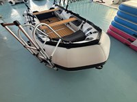 Bateau robuste RSA-HD420 gris clair de 420 cm avec échelle et porte-canne à pêche
