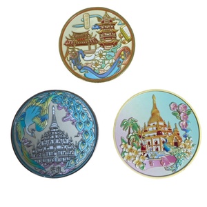 Pièce commémorative personnalisable plaquée or avec motif Trèfle à quatre feuilles porte-bonheur et fer à cheval en relief 3D, pour anniversaire et reconnaissance de réalisations - Product Image 3