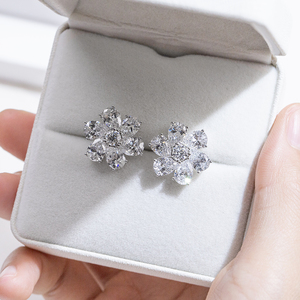 Boucles d'oreilles Messi Jewelry MSE-846 en or jaune 18 carats avec diamants ronds et en forme de poire pour femmes - Product Image 4