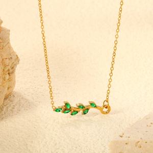 Collier élégant en acier inoxydable plaqué or 18 carats avec pendentif en forme de feuille incrusté de zircon et de diamants - Product Image 6