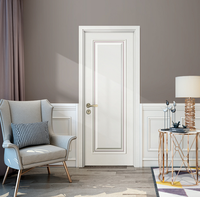Porte intérieure 3 panneaux en bois massif surélevé, apprêtée blanche, pour projets hôteliers et d'appartements, OEM