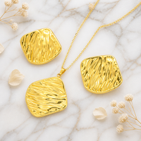 Parure de bijoux tendance pour femme en acier inoxydable plaqué or 18 carats avec pendentif géométrique texturé et boucles d'oreilles clous pour soirée
