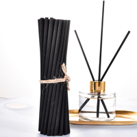 Diffuseur de roseaux en bâton de fibre aromatique de meilleure qualité dans un emballage en verre noir et blanc de 3*20mm avec des bâtons de rotin