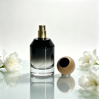 Atomiseur de parfum personnalisé de 50 ml en verre dégradé noir avec bouchons en bois et pompe à vaporisation fine