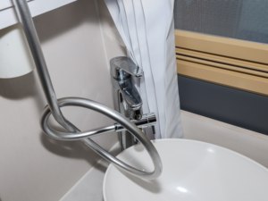 2024 MAXUS V100 RV Diesel automatique pour voyager 2.0T avec générateur, panneau solaire, climatiseur, laveuse, <span class=keywords><strong>micro</strong></span>-ondes, réfrigérateur - Product Image 6