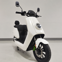 Moto électrique moderne blanche haute performance pour adultes, avec phare LED arrondi et dossier confortable, idéale pour les trajets urbains.