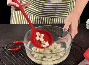 Cuillère passoire de cuisine à long manche en silicone antiadhésive pour soupes et ustensiles de cuisson - Product Image 5