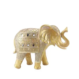 Een Glanzende Gouden Olifant Standbeeld Gekleed In Ceremoniële Kleding Symboliseert Adel Glorie En Pracht Hars Ambacht Voor Homedecor