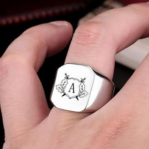 Bagues en acier inoxydable carrées en gros - 26 bagues unisexes à l'initiale gravée en forme de double épée pour hommes et femmes - Product Image 6