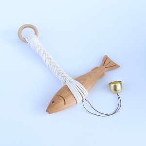 Ornamento da appendere a forma di pesce in legno fatto a mano con <span class=keywords><strong>campanello</strong></span> in ottone, decorazione creativa per la casa, <span class=keywords><strong>campanello</strong></span> a forma di pesce in legno per ingresso, artigianato in legno - Product Image 6