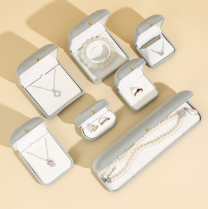 Boîtes à bijoux incurvées haut de gamme faites à la main, écologiques, multi-tailles, avec base en carton, revêtement en velours court gris clair, doublure lisse - Product Image 1