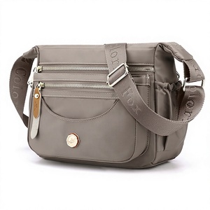 Sac à bandoulière/croisé décontracté pour femme en nylon imperméable multicouche, grande capacité, motif renard coloré, idéal pour l'été - Product Image 1