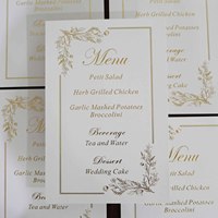 Tarjeta de Menú de Boda Minimalista en Papel Blanco, Personalizada con Estampado Dorado en Caliente, Borde Floral, Menú de Mesa para Banquete de Boda y Recepción