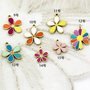 ช่อดอกไม้เคลือบเงา |   จี้รูปดอกไม้สแตนเลสสตีลชุบทอง 18K PVD สำหรับทำเครื่องประดับ กันน้ำและป้องกันอาการแพ้ - Product Image 3