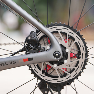 Vélo de Gravel GRAVEL-V3 de Qualité Supérieure avec Cadre en Fibre de Carbone et Transmission Électronique Sans Fil SENTRYEH 13 Vitesses - Product Image 4