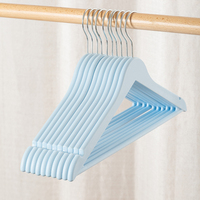 Cintres en plastique PP de 42,5 cm pour vêtements, épaules larges, encoches antidérapantes, crochet pivotant à 360 degrés pour présentoir de magasin et placard - Vente en gros